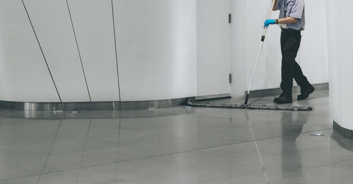 【ロボット導入事例】ビルメンテナンス業務での床清掃ロボット導入事例